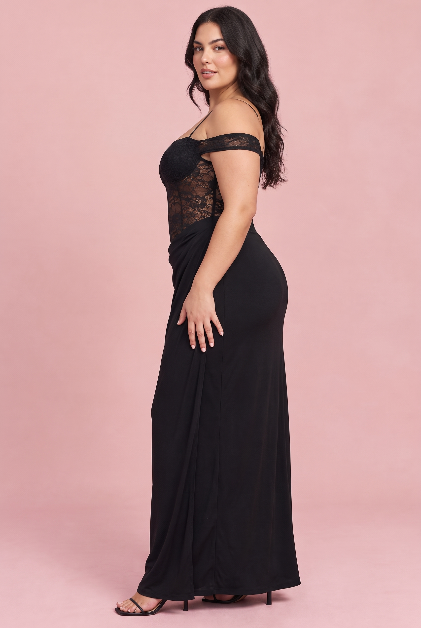 Robe longue noire en dentelle froncée | Porté sur une autre silhouette | Lounelle Paris