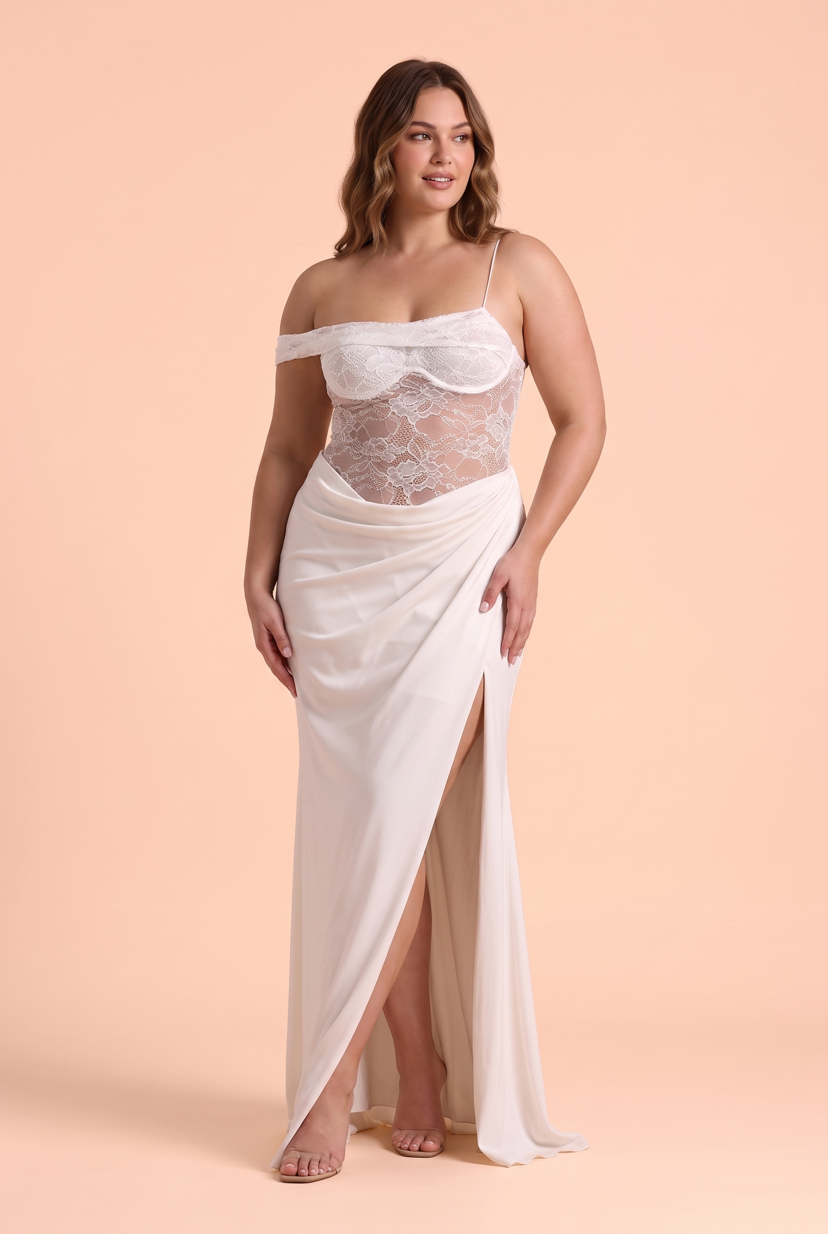 Robe longue blanche à empiècements en dentelle | Porté sur une silhouette plus ronde | Lounelle Paris