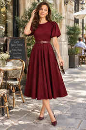 Robe midi bordeaux à col montant et manches bouffantes | Photo lifestyle | Lounelle Paris