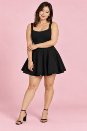 Robe patineuse courte noire à col américain | Porté sur une silhouette plus ronde | Lounelle Paris