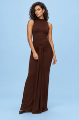 Figurbetontes braunes Maxikleid mit Rundhalsausschnitt, Raffung und hohem Schlitz