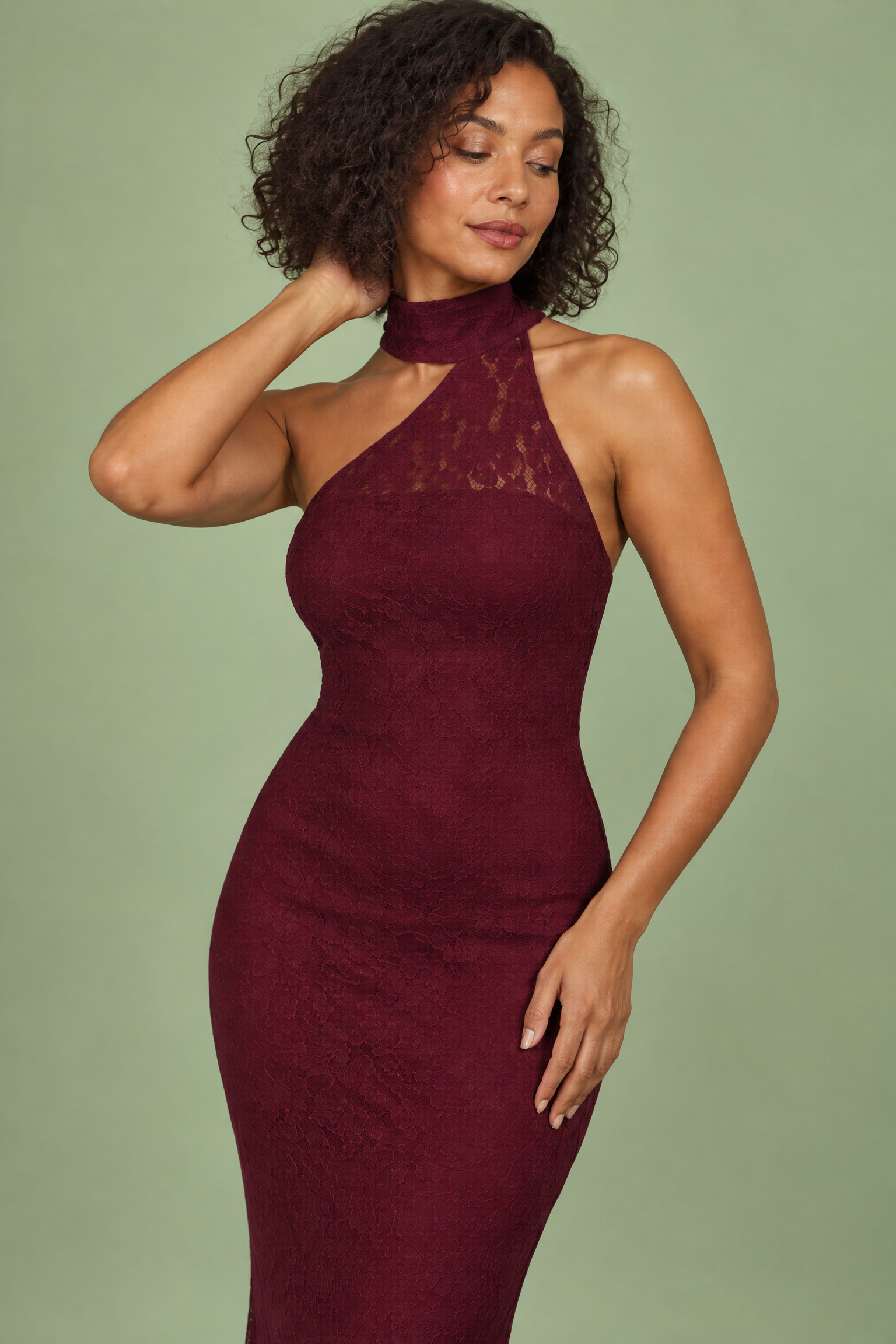 Robe longue en dentelle rouge foncé à encolure asymétrique et détail de col | Vue rapprochée | Lounelle Paris