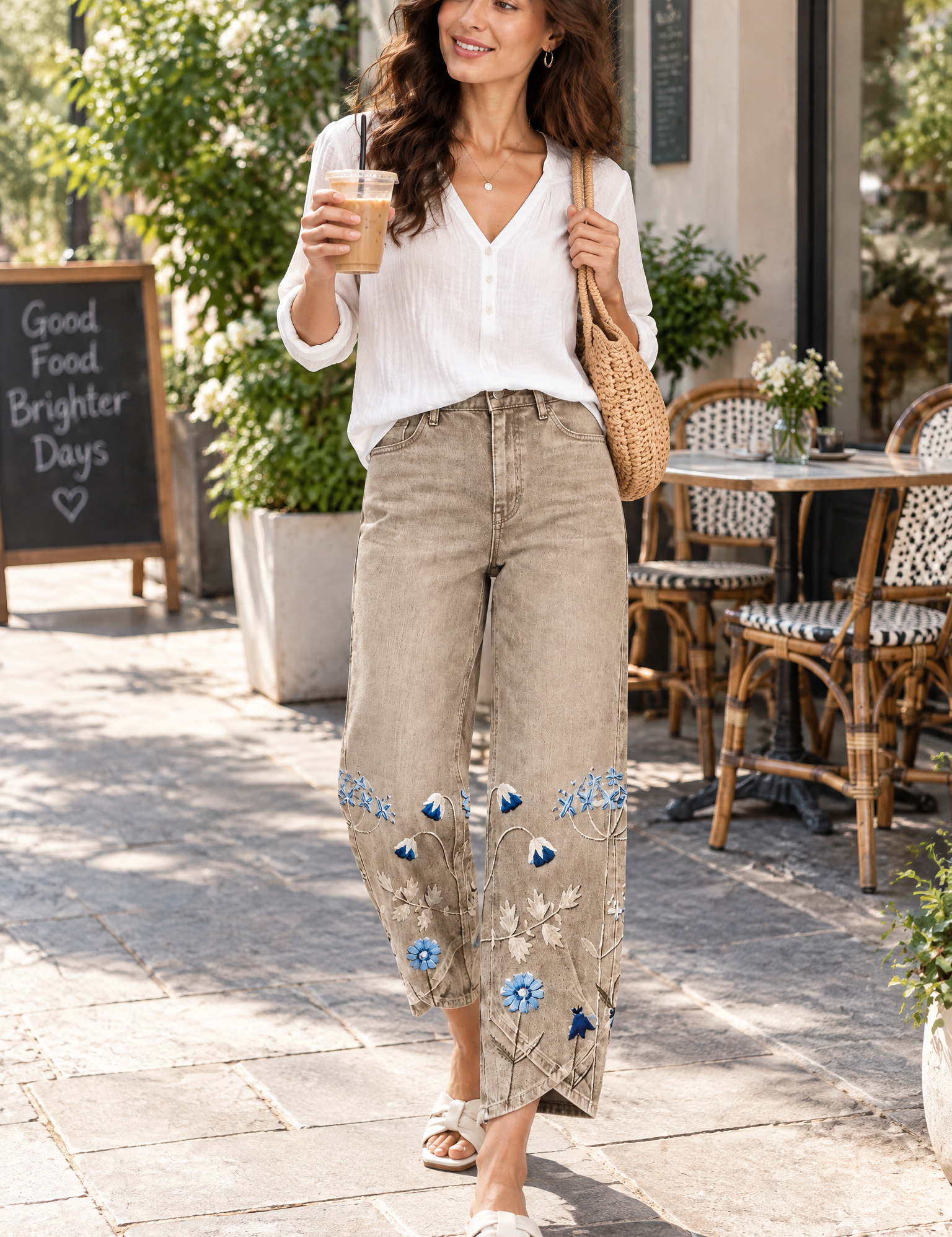 Pantalon beige à imprimé floral et ourlet fendu | Photo lifestyle | Lounelle Paris