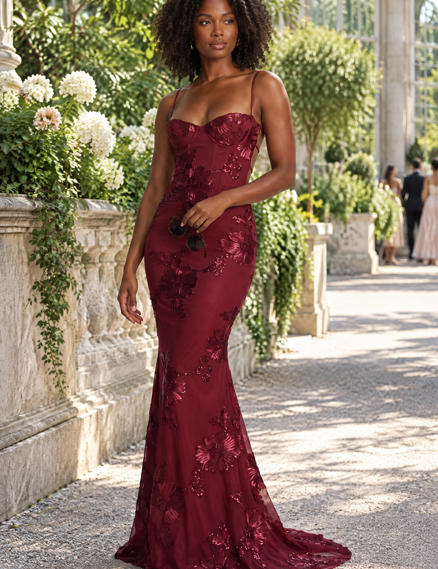 Robe longue bordeaux à broderies florales | Photo lifestyle | Lounelle Paris
