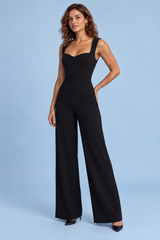 Schwarzer Jumpsuit mit Herzausschnitt