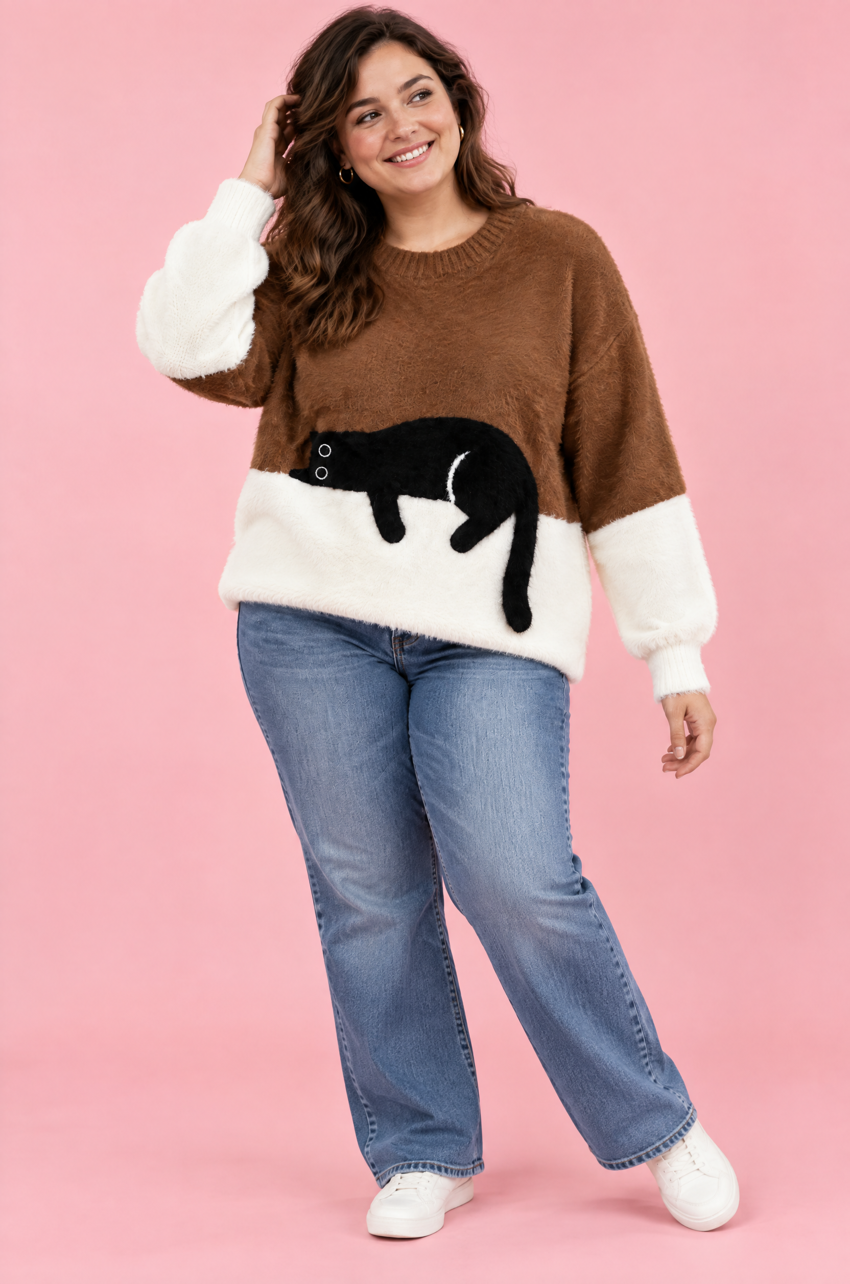 Pull oversize marron à motif chat | Porté sur une silhouette plus ronde | Lounelle Paris