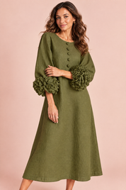 Robe midi vert olive coupe trapèze à manches bouffantes | Vue rapprochée | Lounelle Paris