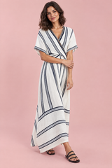 Weißes Wickelkleid mit V-Ausschnitt