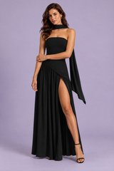 Schwarzes Maxikleid mit asymmetrischem Ausschnitt