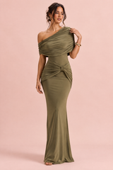 Olivfarbenes Maxikleid mit Raffungen und schulterfreiem Ausschnitt