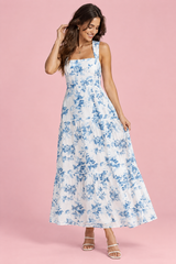 Weißes Midikleid mit blauem Porzellanprint und eckigem Ausschnitt
