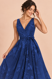 Robe midi fleurie bleu marine à la coupe patineuse | Vue rapprochée | Lounelle Paris