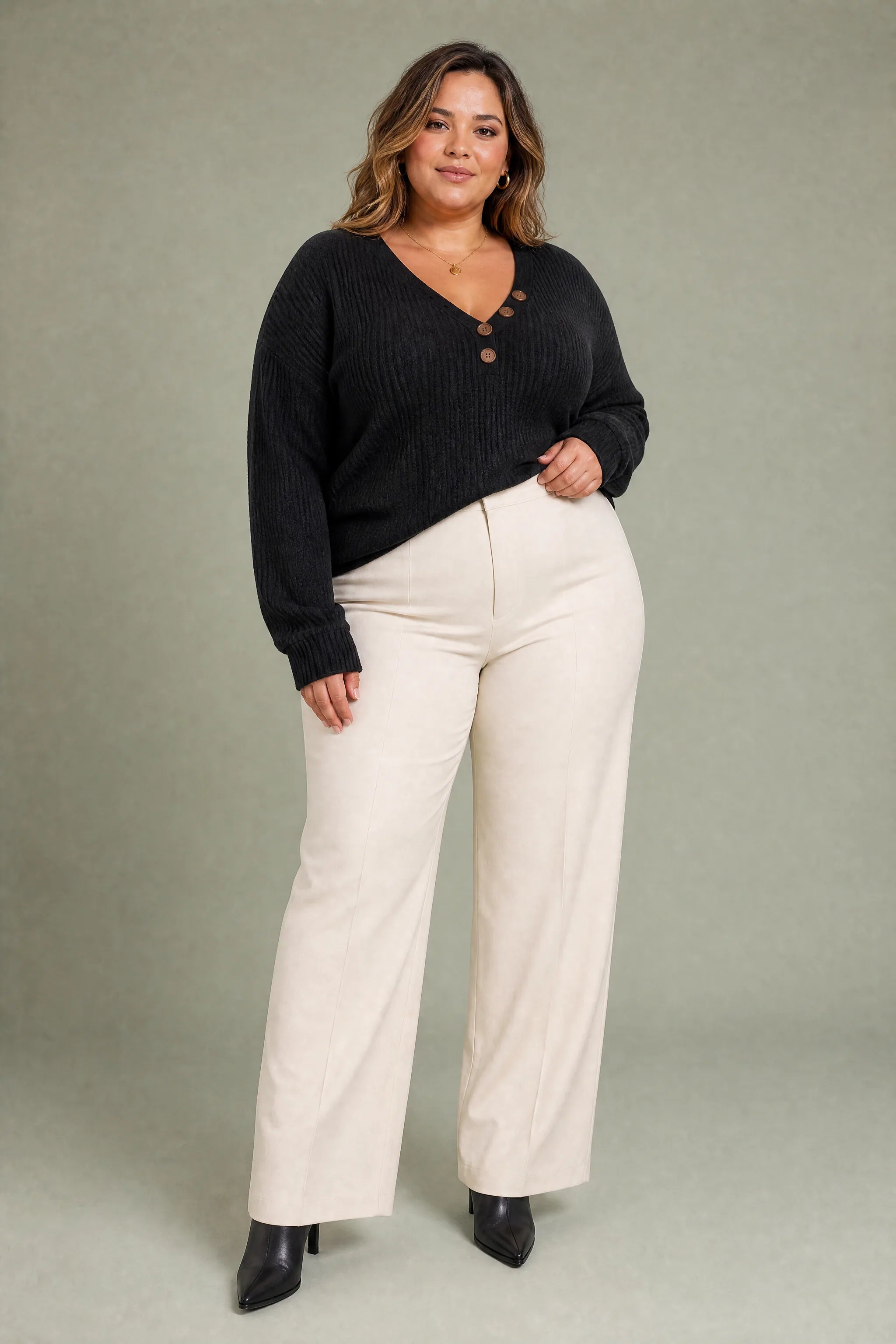 Pull col V maille gaufrée | Porté sur une silhouette plus ronde | Lounelle Paris