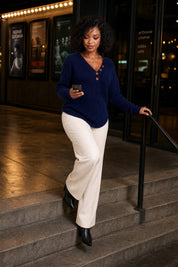 Pull col V maille gaufrée | Variante Bleu - Lifestyle | Lounelle Paris