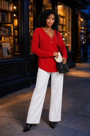 Pull col V maille gaufrée | Variante Rouge - Lifestyle | Lounelle Paris
