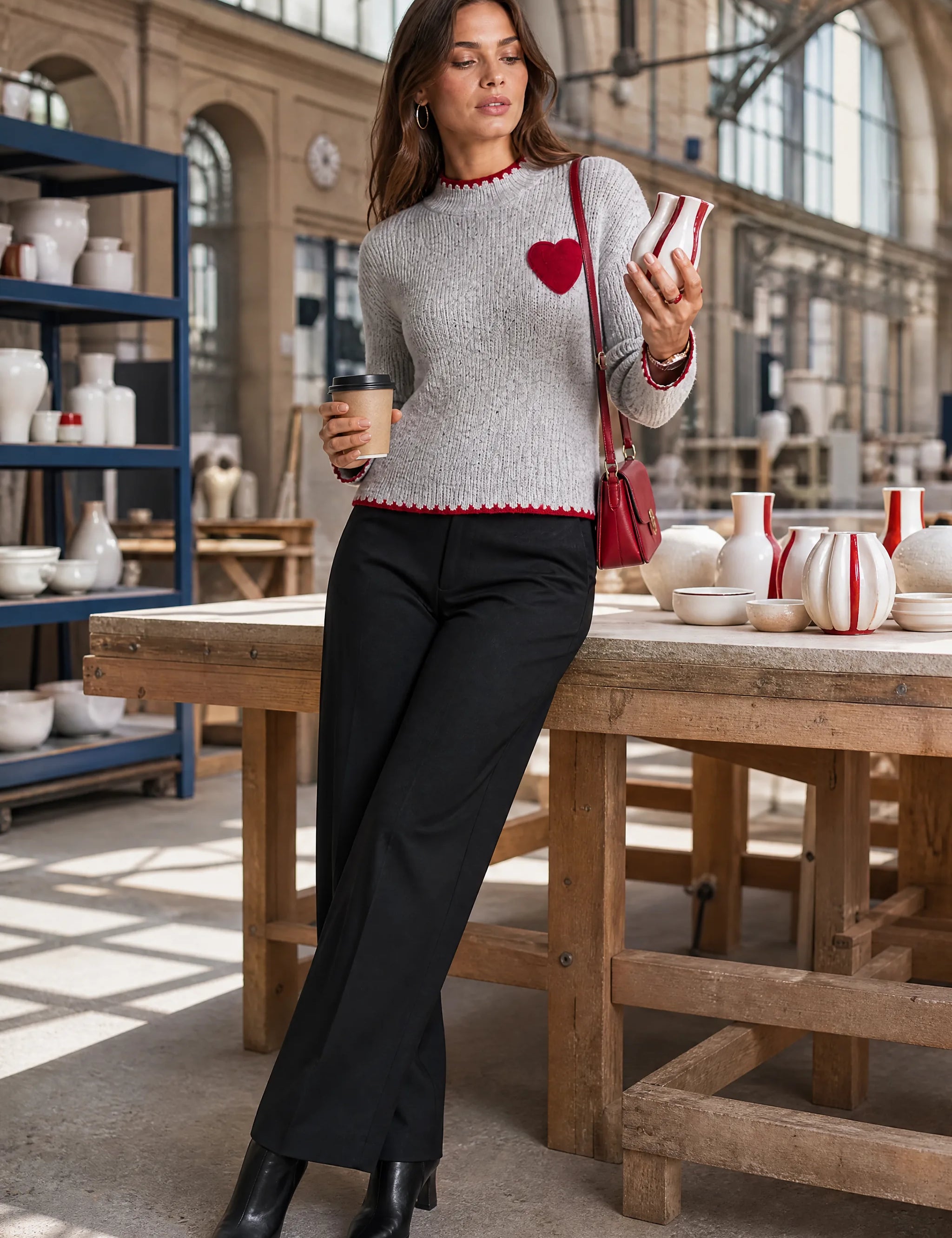 Pull gris col montant motif cœur | Photo lifestyle | Lounelle Paris
