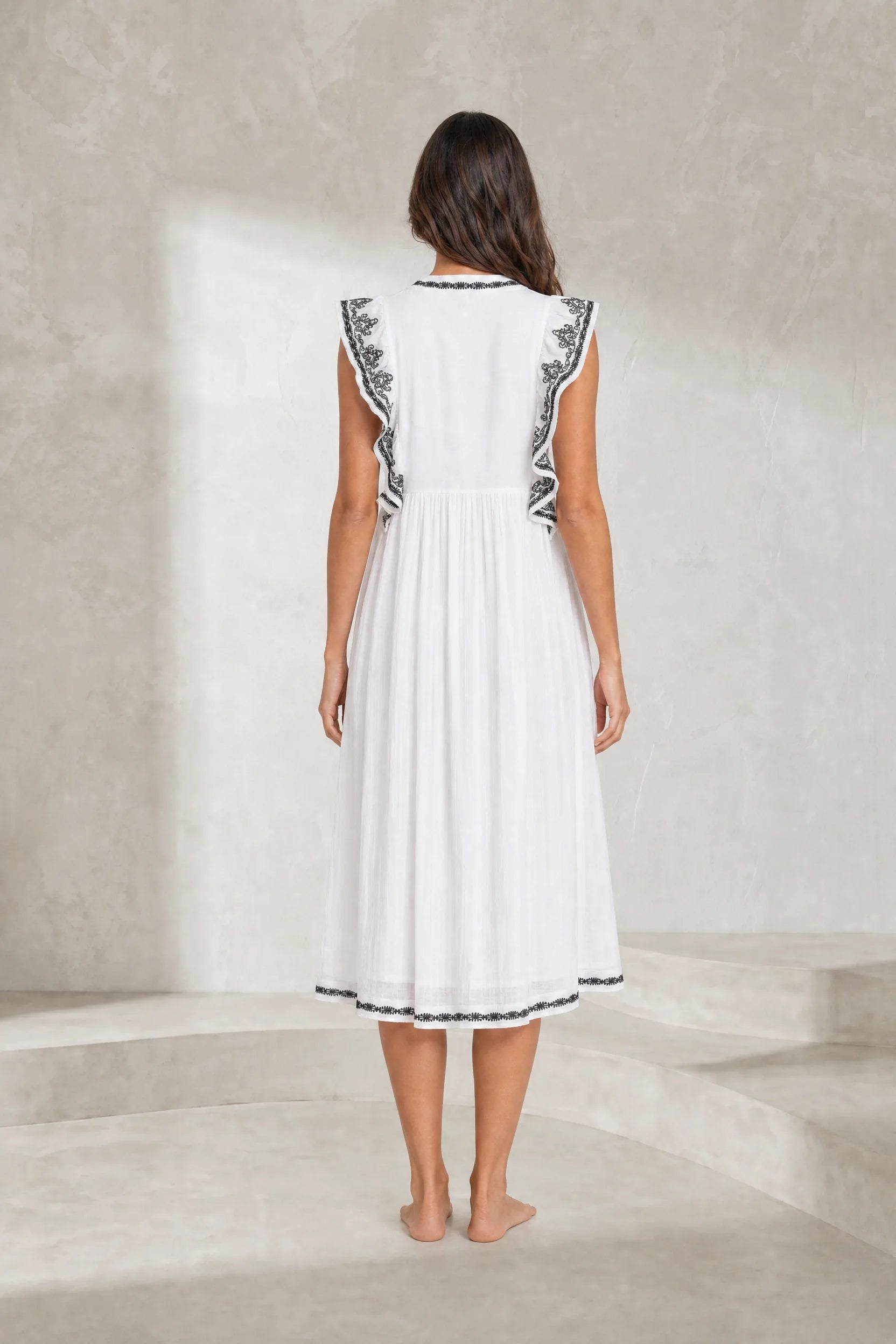 Robe blanche à volants brodée | Lounelle Paris