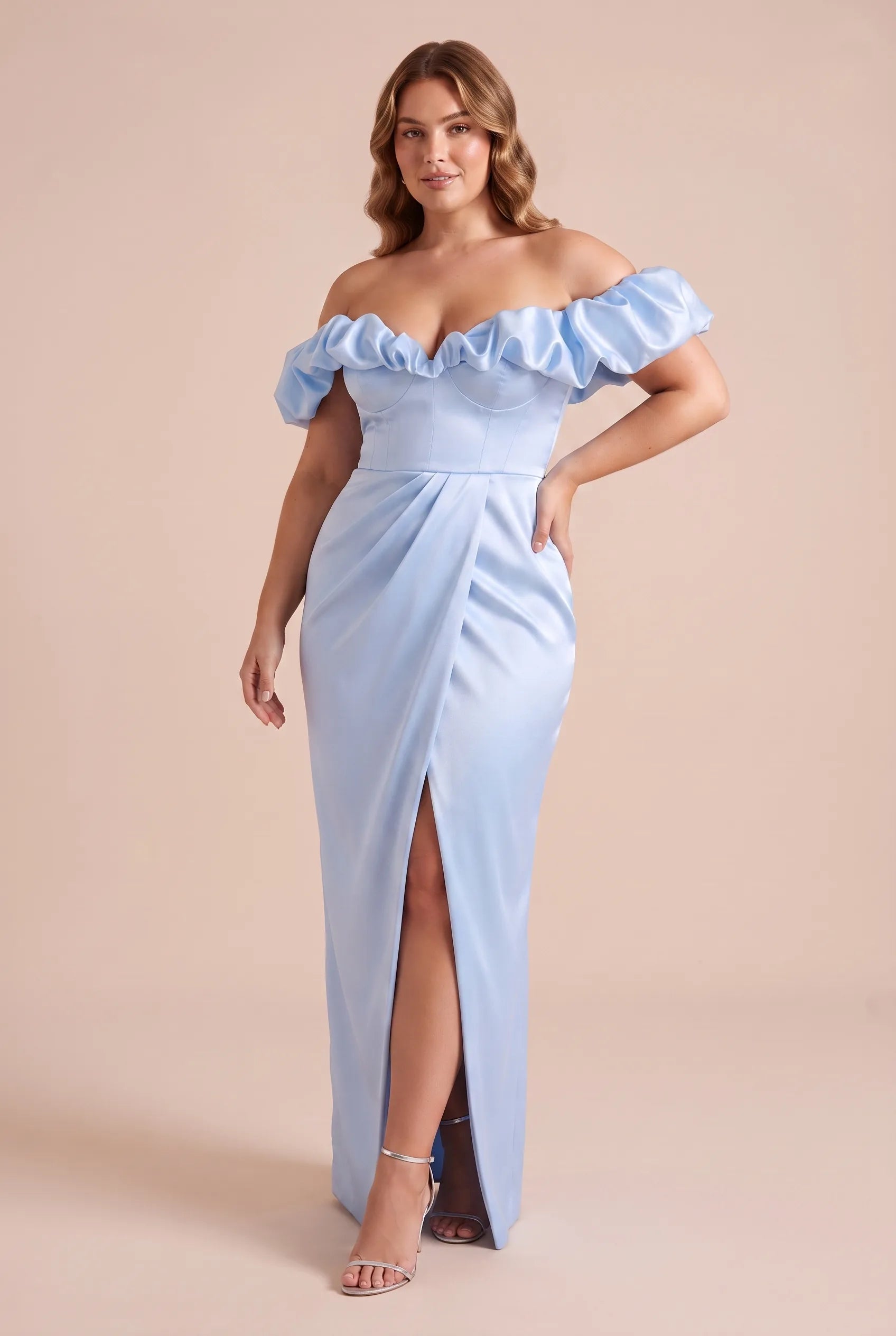 Robe longue bleue fendue épaules dénudées | Porté sur une silhouette plus ronde | Lounelle Paris