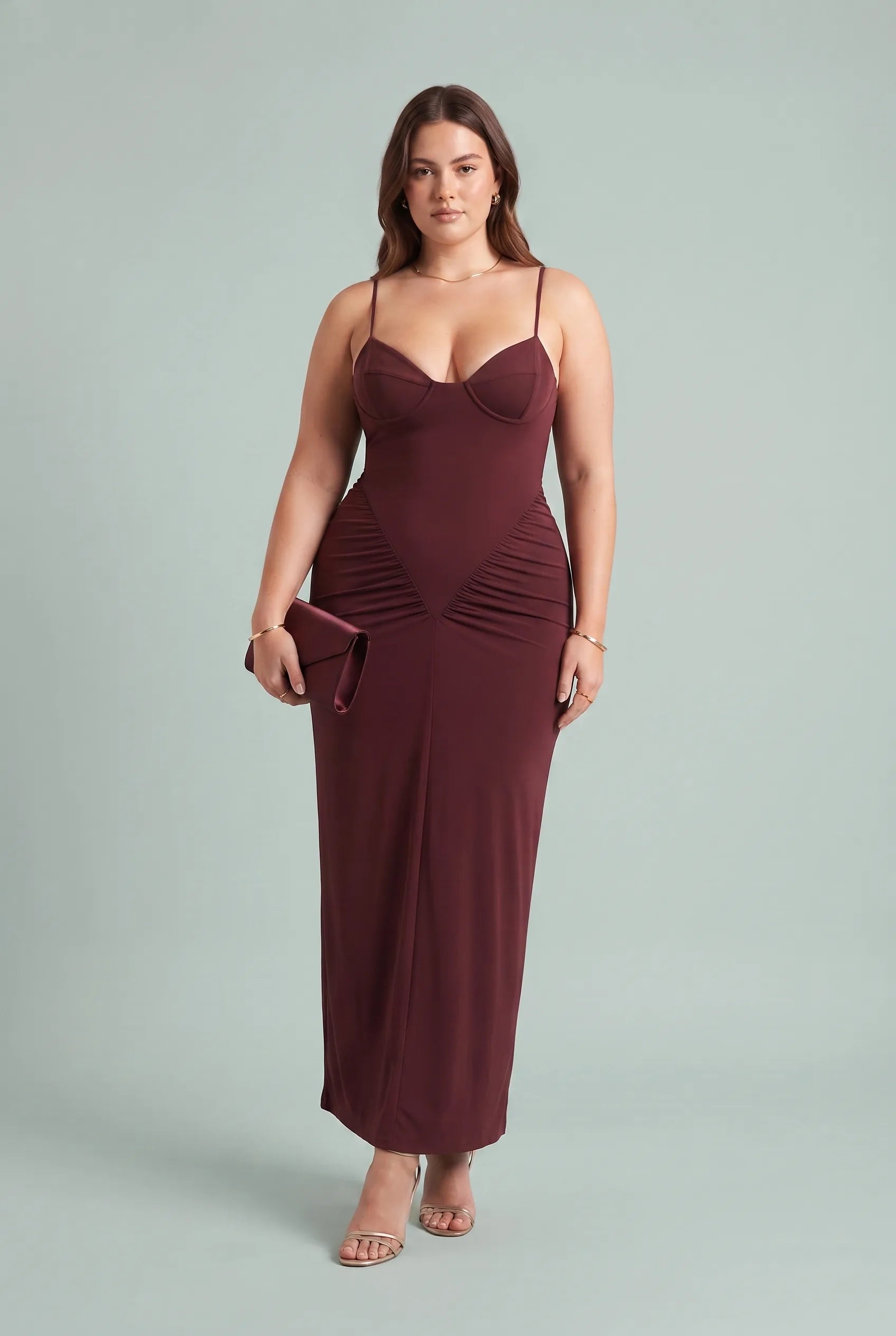 Robe longue bordeaux à fines bretelles | Porté sur une silhouette plus ronde | Lounelle Paris