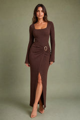 Langes Kleid mit quadratischem Ausschnitt und Schlitz