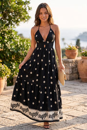 Robe longue noire fleurie dos nu | Photo lifestyle | Lounelle Paris