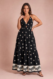 Robe longue noire fleurie dos nu | Porté sur une silhouette plus ronde | Lounelle Paris