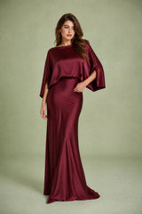 Langes Satin-Kleid mit Bootsausschnitt