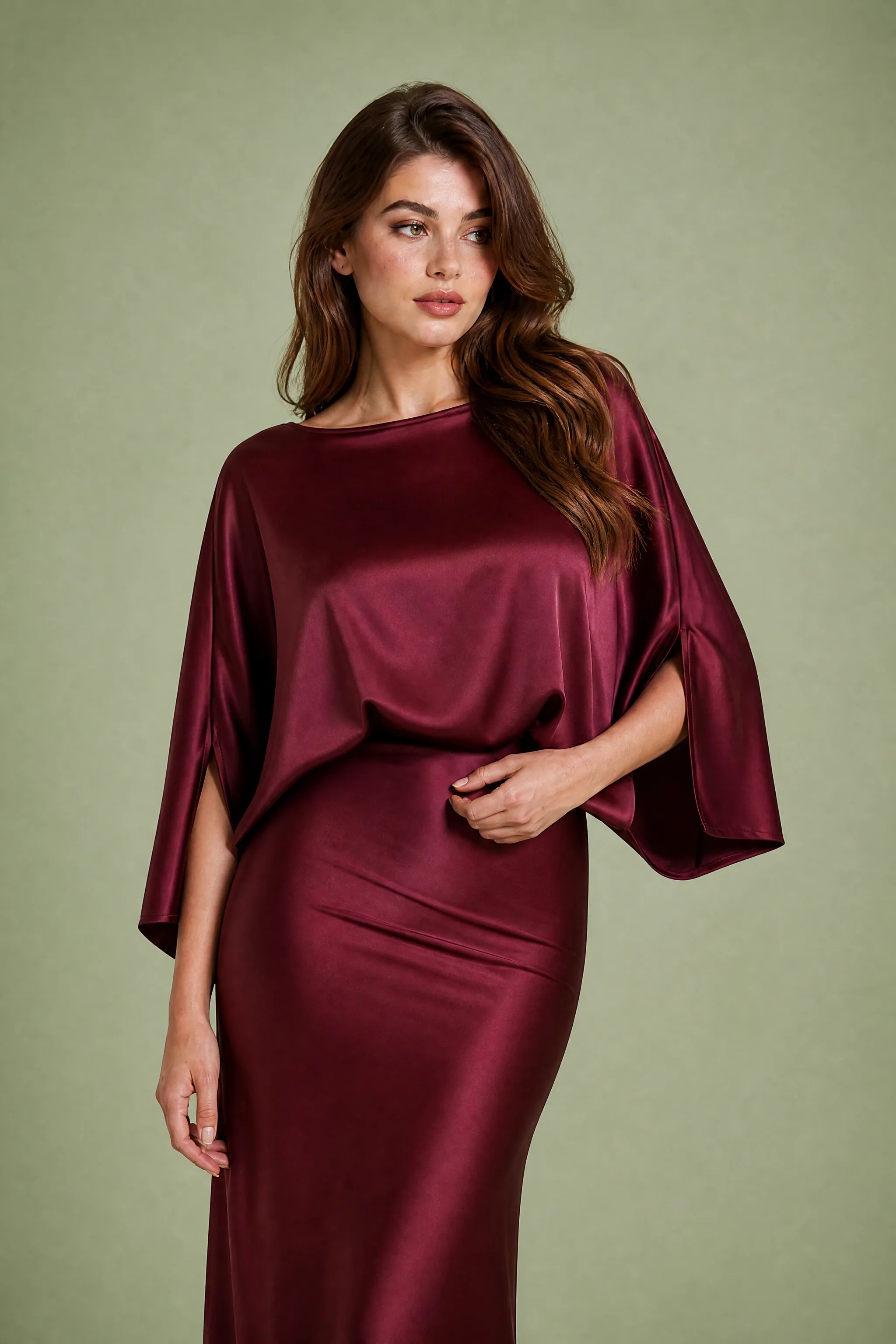 Robe longue satinée encolure bateau | Vue rapprochée | Lounelle Paris