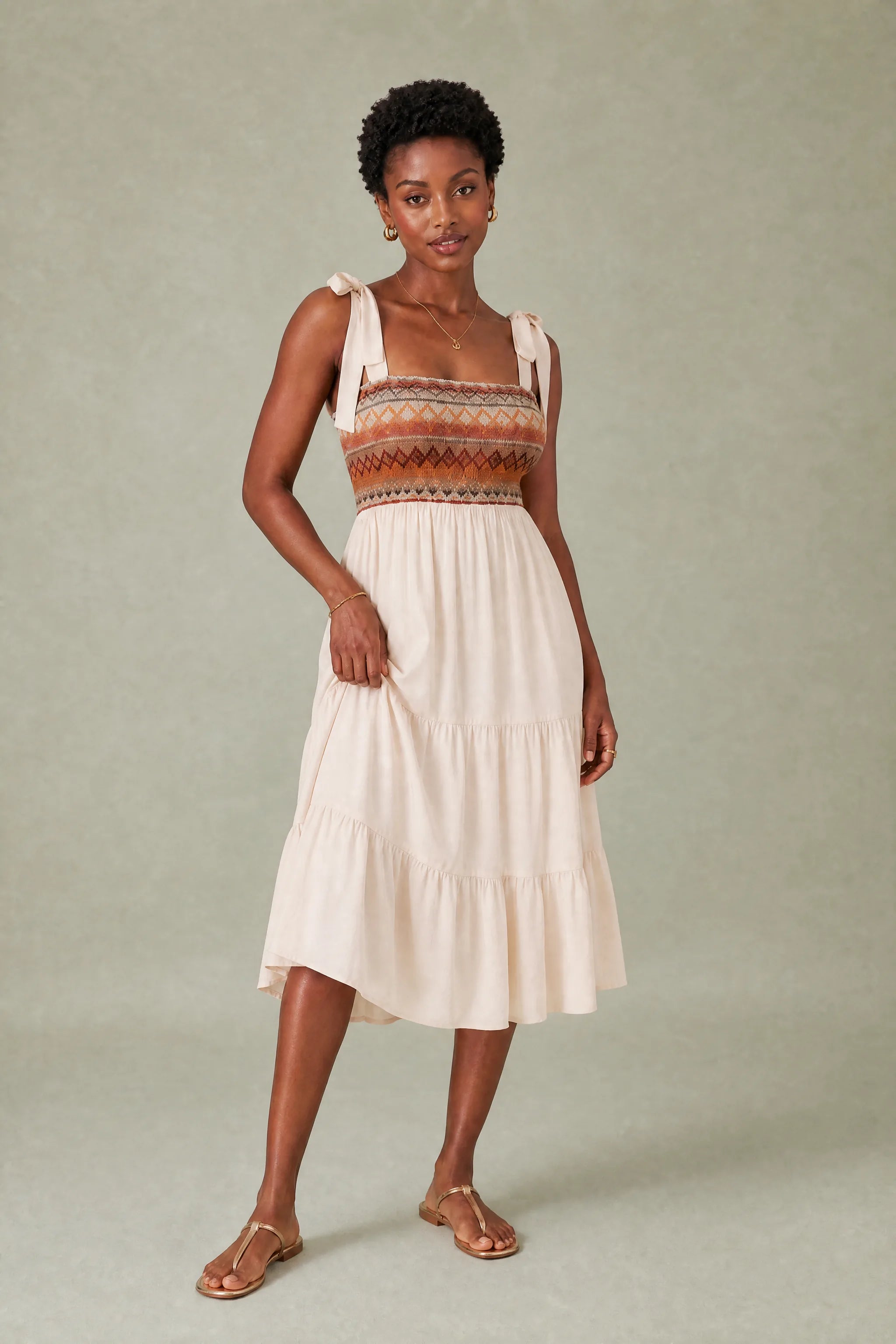Robe midi à bretelles smockée | Photo lifestyle | Lounelle Paris