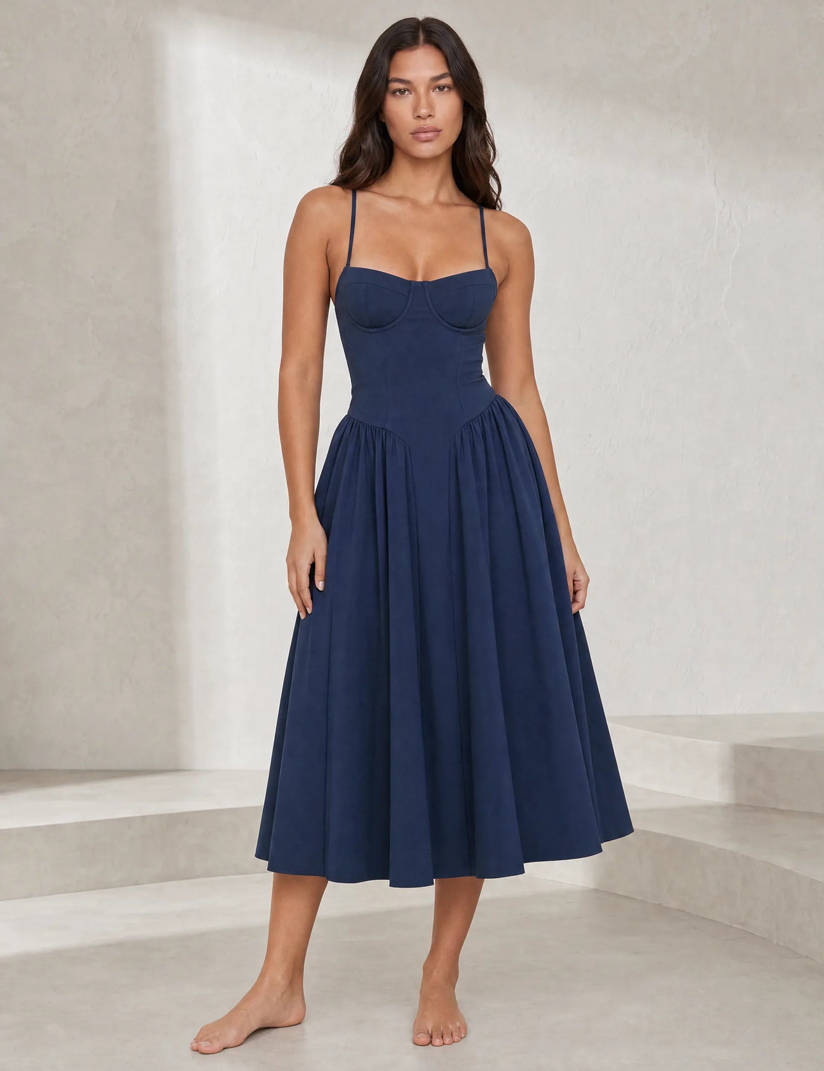 Robe midi à fines bretelles encolure droite | Lounelle Paris