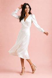 Robe satinée à col V | Vue en mouvement | Lounelle Paris