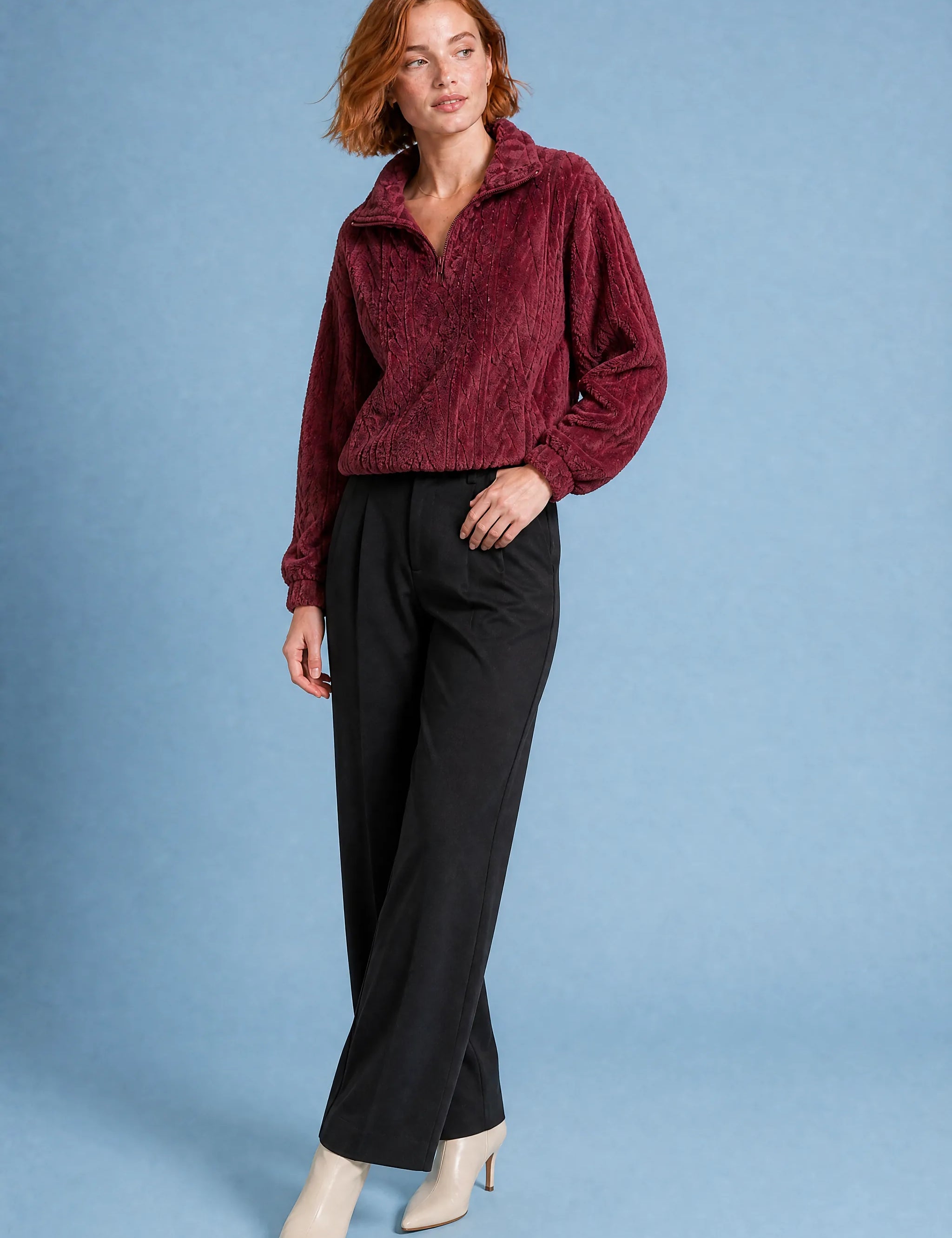 Sweat pelucheux col montant zippé | Photo lifestyle | Lounelle Paris