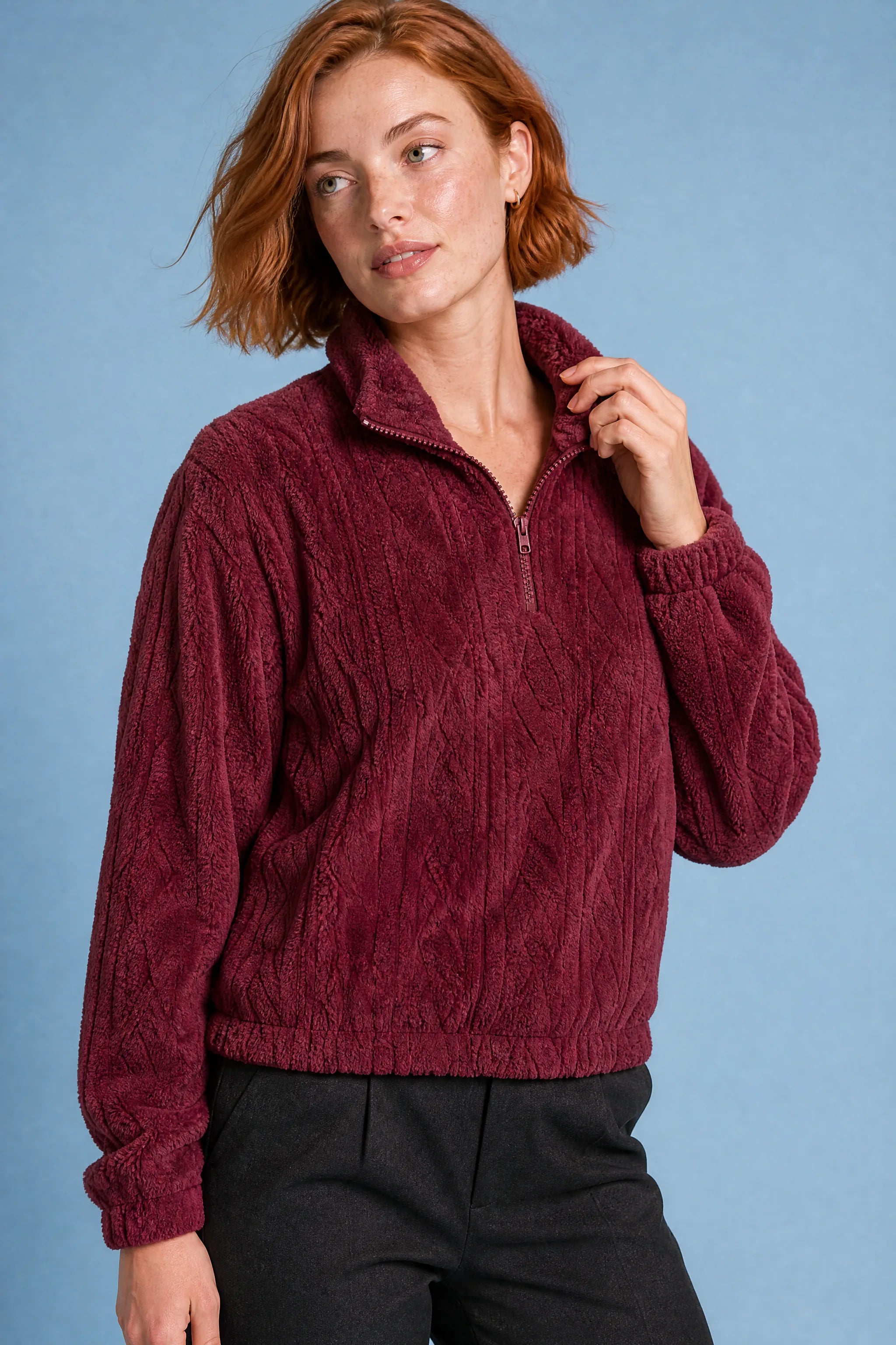 Sweat pelucheux col montant zippé | Vue rapprochée | Lounelle Paris