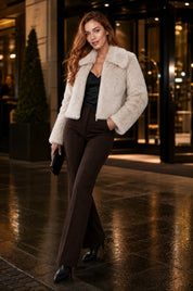 Veste beige effet fourrure col polo | Deuxième photo lifestyle | Lounelle Paris